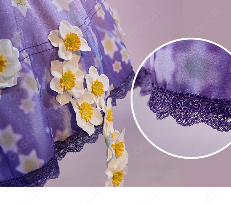 スカート縁の花柄刺繍アップ。繊細な花柄モチーフと縁の仕立てを確認できるカット。