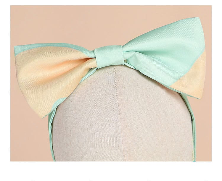 プロセカ 花里みのり コスプレ衣装 背面。大きな背部蝶結びと背面の美しい落ち感を強調。