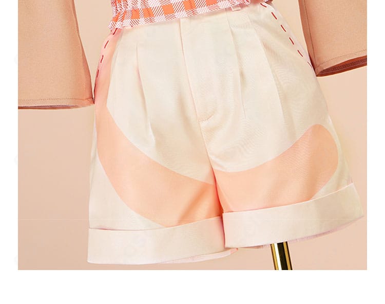 花里みのり コスプレ衣装 上衣の装飾細部。端処理とパーツ配置がわかる近接カット。