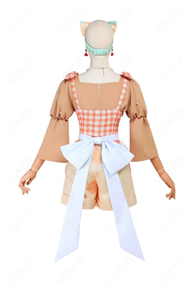 プロセカ 花里みのり コスプレ衣装 側面。エプロンのラインとショートパンツの可動性がわかる角度。