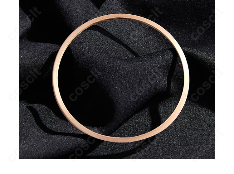 右足用足首飾りの近接写真。ビーズと花飾りの配置、留め具の仕様を示すディテール。