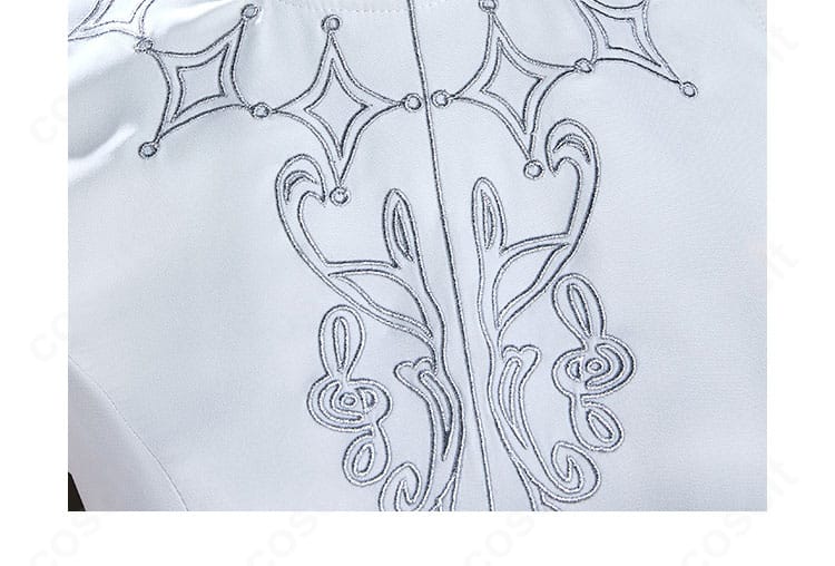 胸元から裾にかけての花柄刺繍とレース装飾の近接写真。立体感と発色を捉えたテクスチャが分かります。