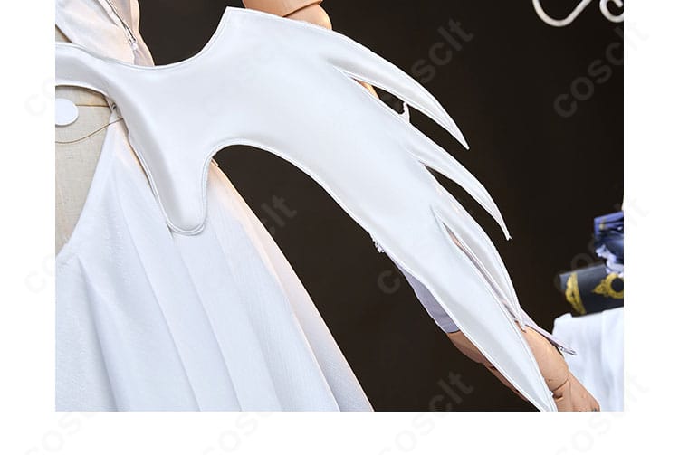 衣装背面の装飾フォーカス。ベルト意匠とレーストリム、翼取り付け位置の近接ディテール。