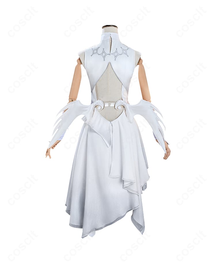 コスプレ衣装の背面写真。背中ファスナーと取り付けベルト、翼の基部構造まで見えるディテール。