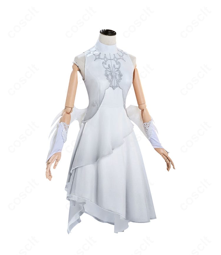 コスプレ衣装の側面写真。スカートの広がりとサイドのライン、チュールのレイヤー感を確認できる一枚。