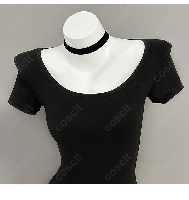 黒ワンピースの襟元装飾ディテール。レースとパーツ配置で作中イメージを忠実に再現。