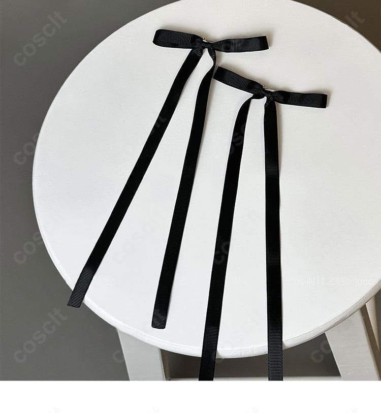 ヘアピン（髪飾り）の近影。前髪に映えるサイズと装着位置のイメージを提示。