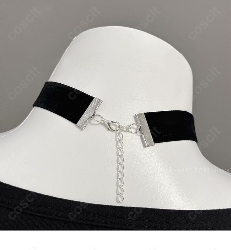 チョーカー背面の留め具ディテール。装着方法と長さ調整部を明瞭に表示。