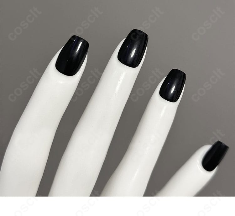 付属ネイルアートのデザイン詳細。指先までコーデが完結する質感とカラーを紹介。