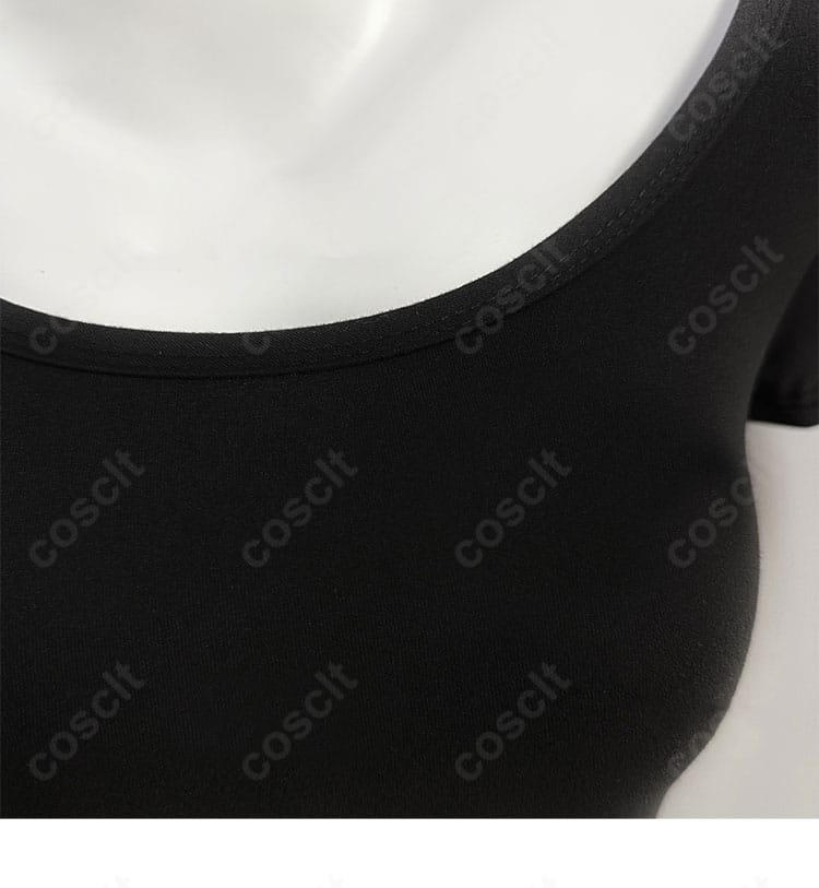 襟周りの装飾近影。縫製ラインとレース重なりの立体感を確認可能。