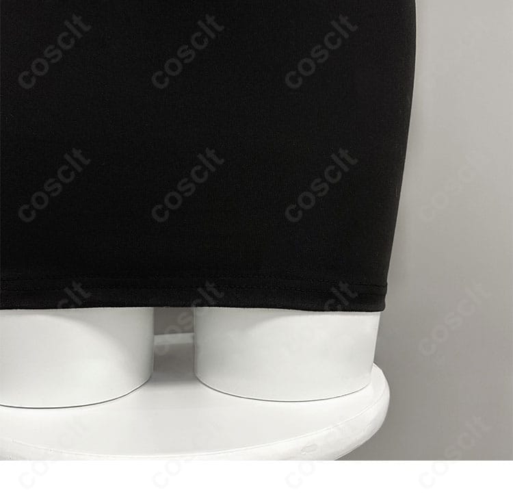 スカート裾の装飾ディテール。動きに映えるレースとヘムの仕上げを強調。