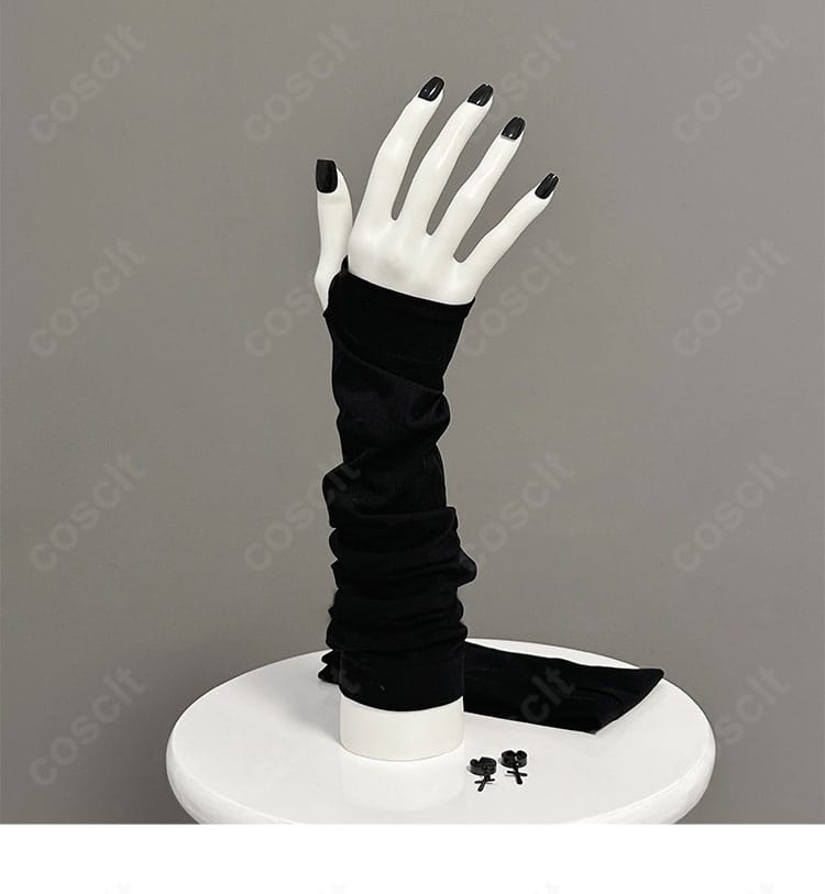 アームカバーの装飾と耳飾りのセット近影。アクセサリーの統一感と個性を紹介。