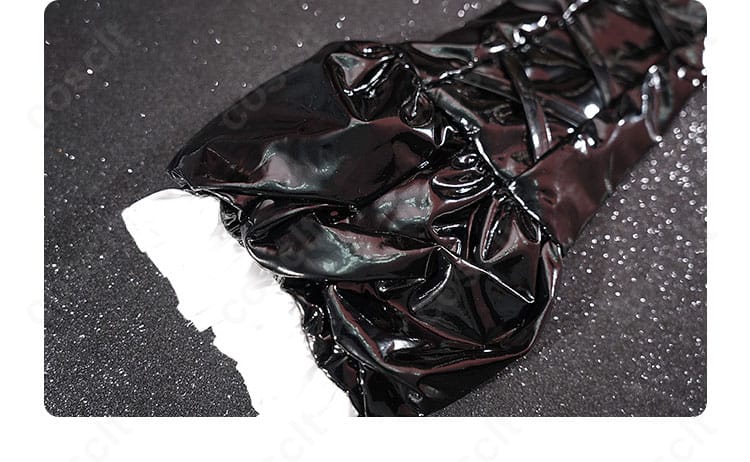 手袋の袖口装飾のクローズアップ。縁取りと質感が分かる写真。