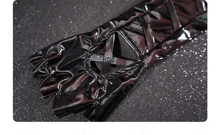 手首飾りと手袋装飾のアップ。手元を華やかに見せるディテール。