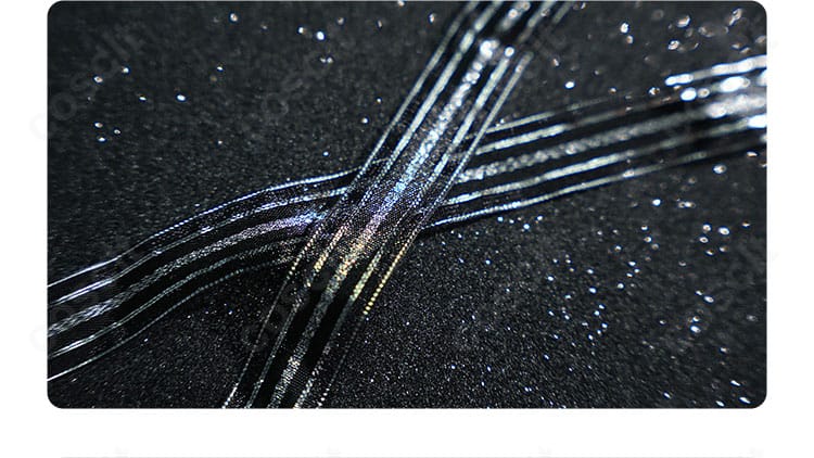 アクセサリーと紐類の細部写真。固定用パーツと付属品の構成が分かる内容。