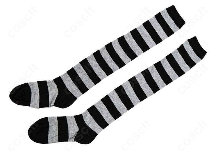 レッグウォーマーの形状と質感を示す日奈森あむ 制服コスプレの脚部ディテール