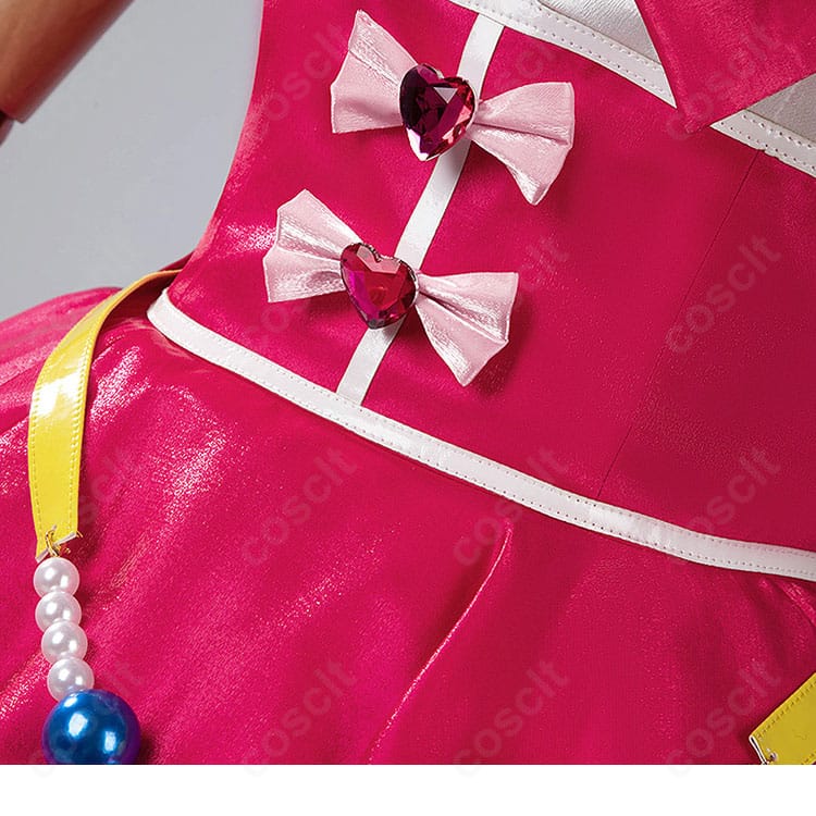 胸元の大きな蝶結びを拡大。立体感と中心パーツの形状、結びのボリュームを強調した画像。