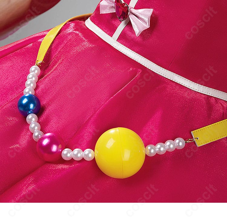 ウエスト周りの装飾ディテール。腰飾りの取り付け位置と重なり、シルエット形成のポイントがわかる画像。