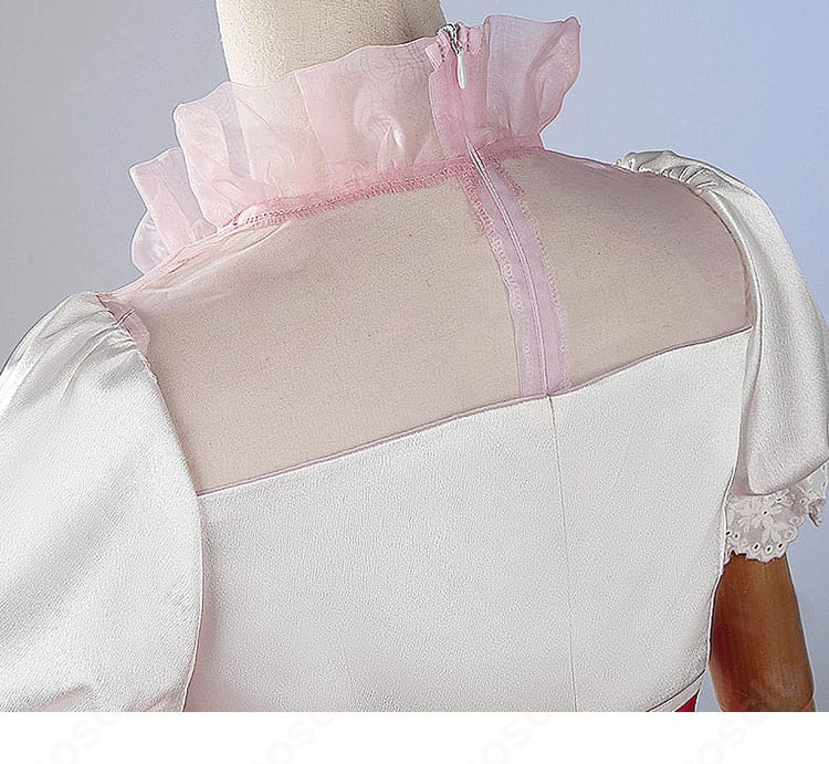 襟元の装飾ディテール。ネックラインのカーブと縁のトリム、中央のアクセント配置を示す画像。