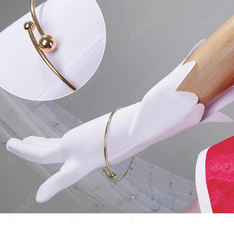 肩から袖にかけての装飾。袖口の形、肩のパターンライン、縁飾りの仕上がりを捉えた画像。