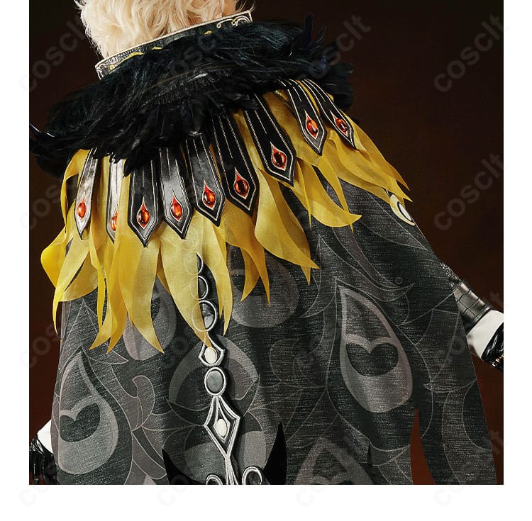 背面のマント（披風）装飾ディテール。クールでスタイリッシュなラインと留め具の構造。