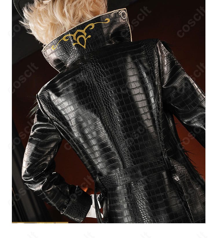 コスプレ衣装の背面装飾全体。ベルト位置とマントのレイヤー感を確認できる写真。