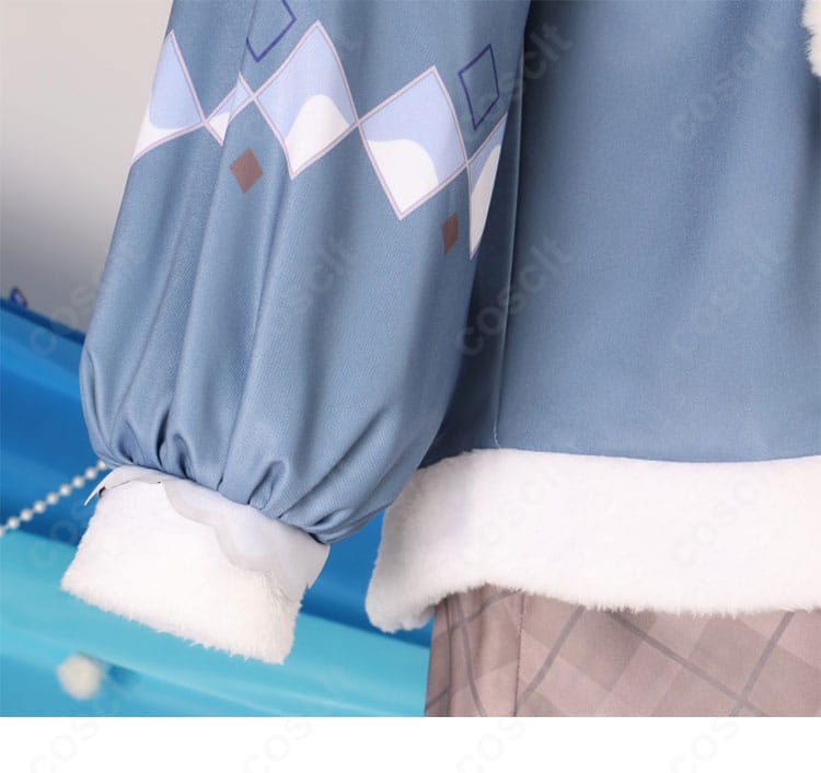 袖口装飾のディテール。ポンポンと飾りの質感で完成度を高めたパーツ