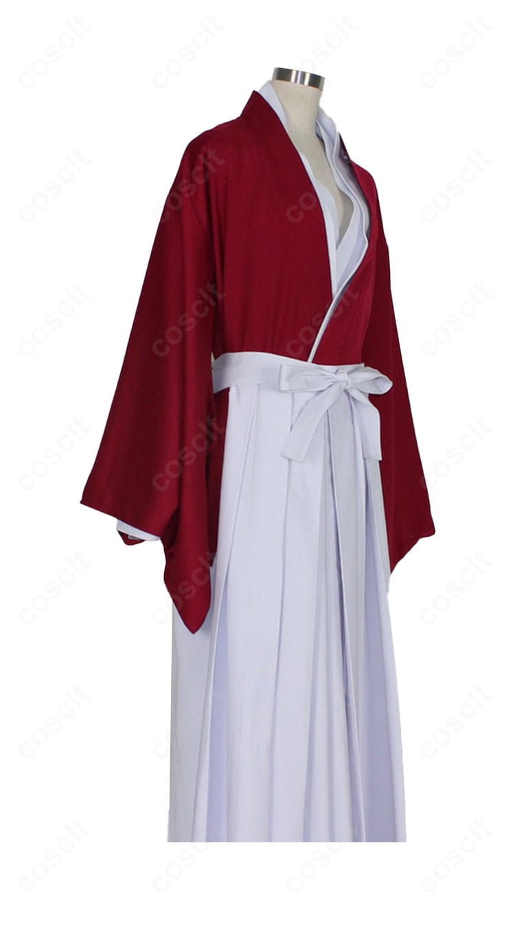 るろうに剣心 緋村剣心 コスプレ衣装の右側面。袖の落ち感と袴のライン、帯位置の再現ディテールを確認できる画像。