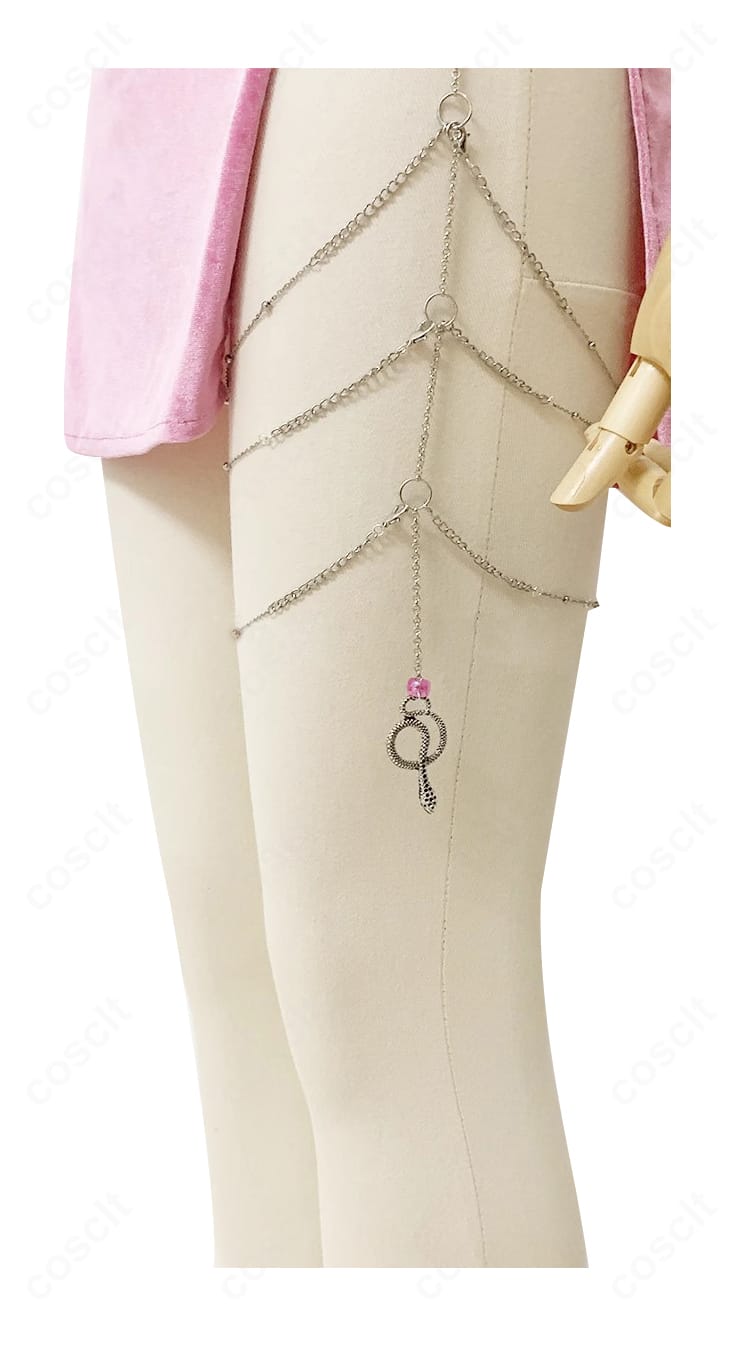 バイパー衣装の腿飾りアップ。精密な装飾と質感が伝わるディテール写真。