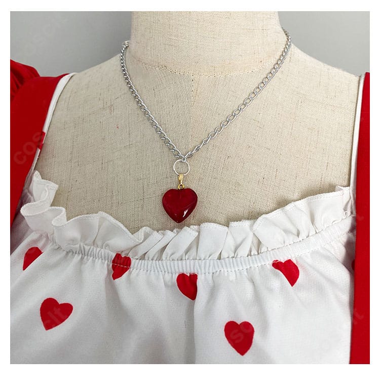 ハートモチーフのネックレス装飾アップ。きらめきと配置バランスが分かる星宮いちご Girly RED アクセサリー。