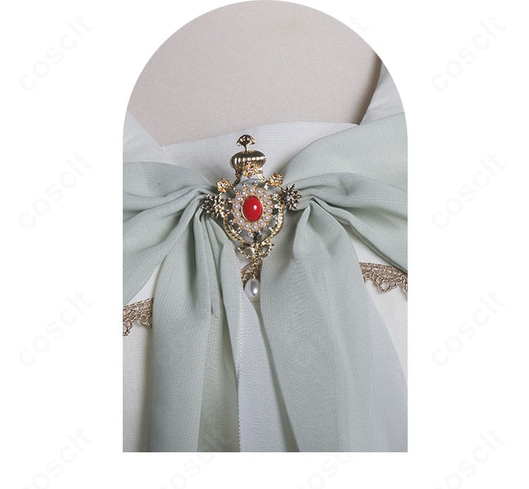 フリーレン白ドレスの胸元蝶結びディテール。立体感あるリボン造形とステッチの仕上げ。