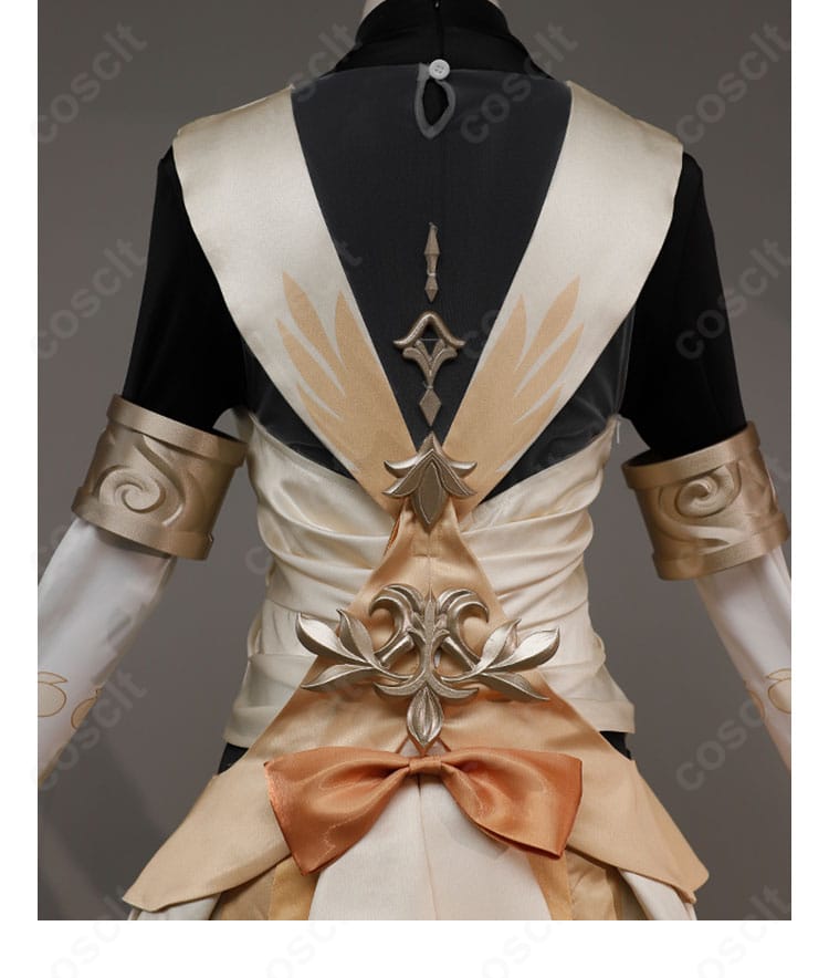 背面の衣装ディテール、背飾りの取り付け位置とシルエットの確認