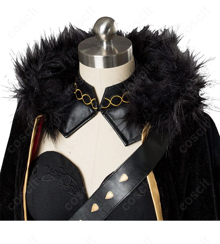 襟元の装飾ディテール。つけ襟と赤リボン、金装飾の質感が分かる近接ショット。