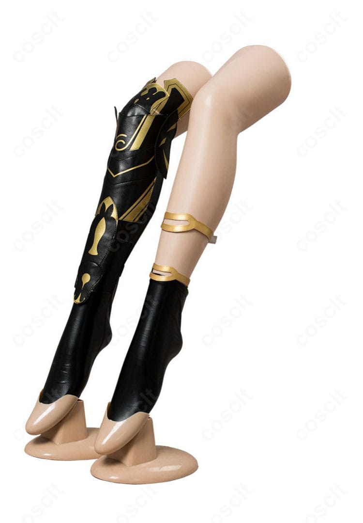 足飾りと足鎧、ブーツ周りのディテール。足元の質感と装着イメージを確認できる近接写真。