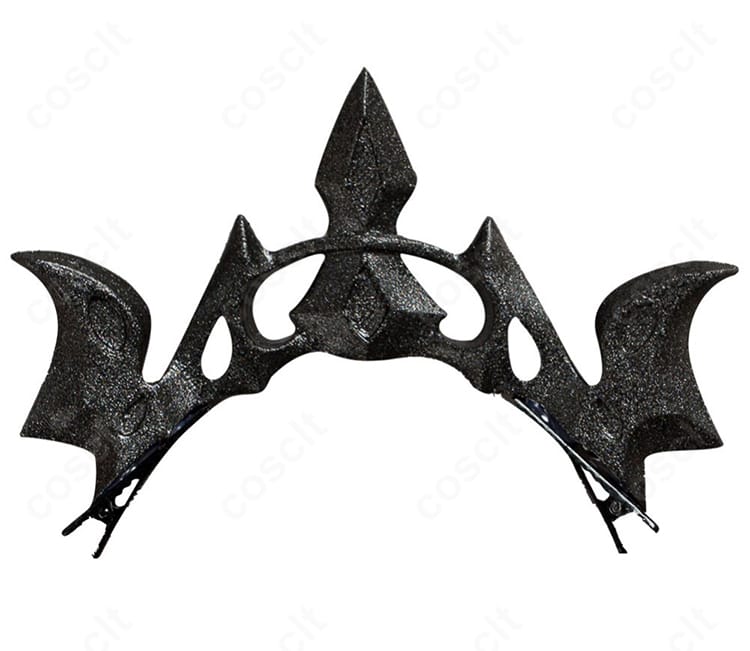 カチューシャのヘッドアクセサリー装飾。印象的なデザインと金色パーツのディテールが分かる近接ショット。