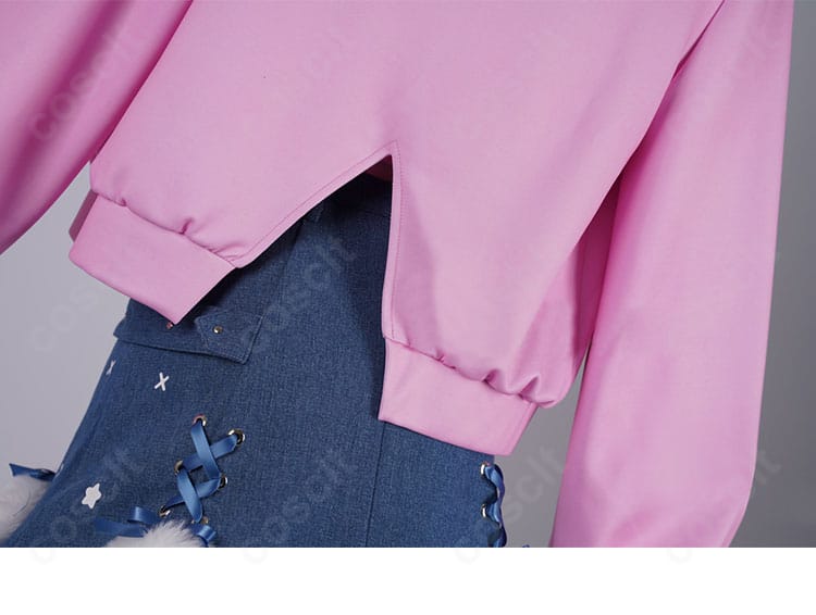 服の背面ディテールの接写。切り替え線と装飾配置が分かり、後ろ姿の完成度を確認できます。