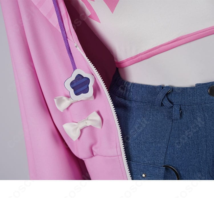 コート装飾のディテール。縁取りやパーツ配置が美しく、ゴシックな世界観を際立たせます。