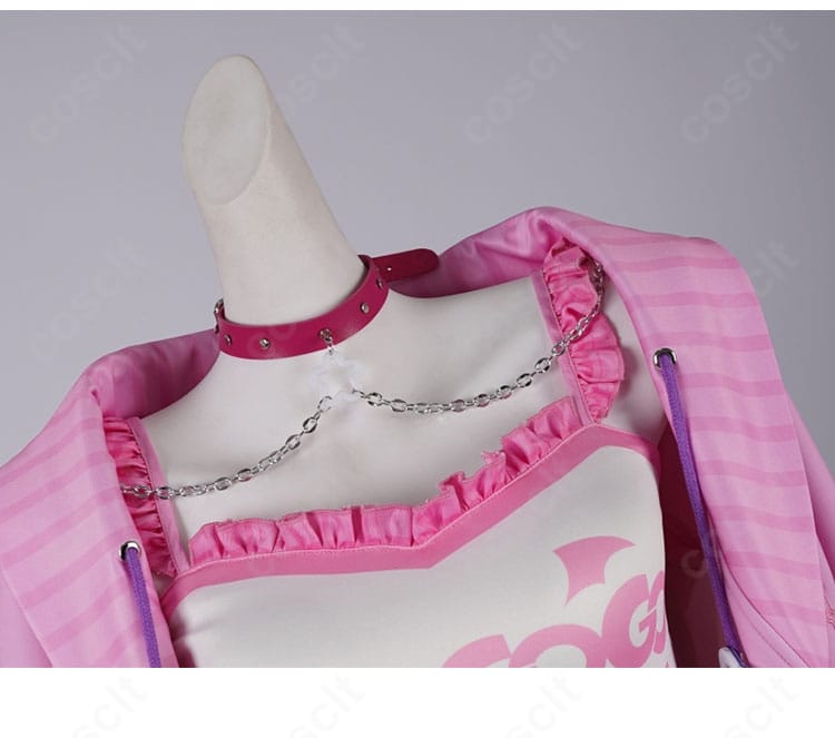 チョーカー兼ネックレス装飾の接写。キャラクターイメージに沿った繊細なモチーフを丁寧に表現。