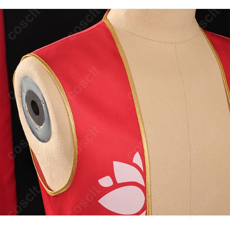 ナタのコスプレ衣装 肩の装飾ディテール。刺繍とアクセントパーツの質感が見える接写。