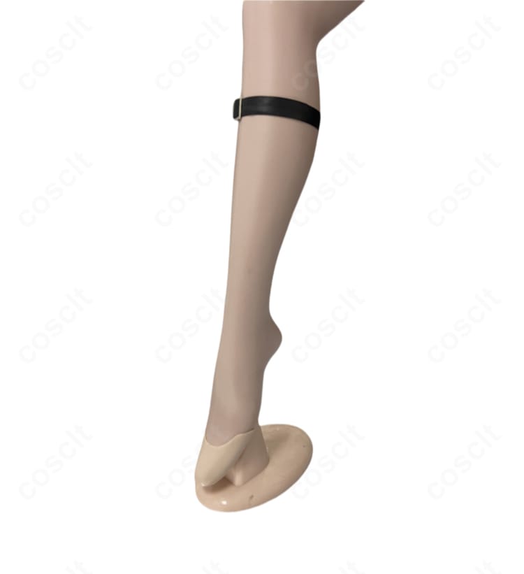 作品イメージに合わせた腿飾りの参考カット（セット内容外の撮影小物）