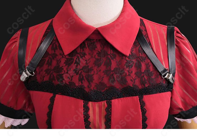 胸元装飾の近接写真。チェーンと装飾パーツの質感が映える