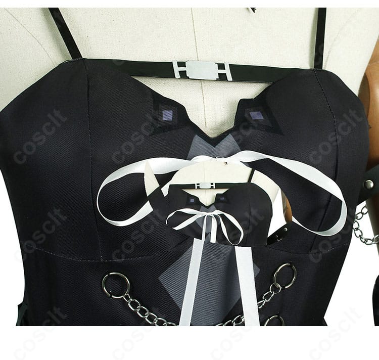 襟元ディテール：襟とチョーカー、金属調パーツの組み合わせが分かる接写