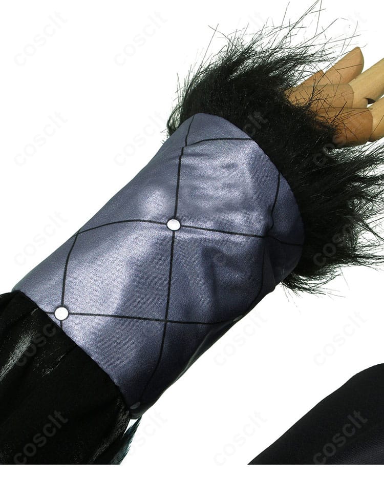 袖口ディテール：袖飾りの構造と装飾の密度、手首周りの仕上がり