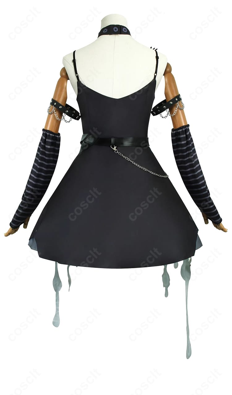 背面ディテール：背中の装飾パーツとコート裾のライン、ステッチの見え方を捉えた画像