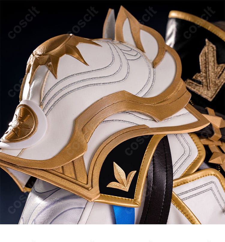 ファイノン衣装の側面。右肩の鎧とベルトの取り回し、コートのラインが確認できるディテールショット。