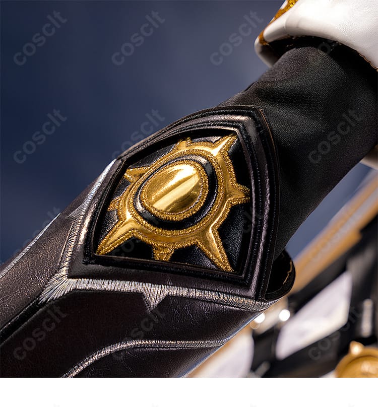 ファイノン右肩鎧のクローズアップ。装飾の凹凸と金属風質感、固定ベルトの構造が分かる。