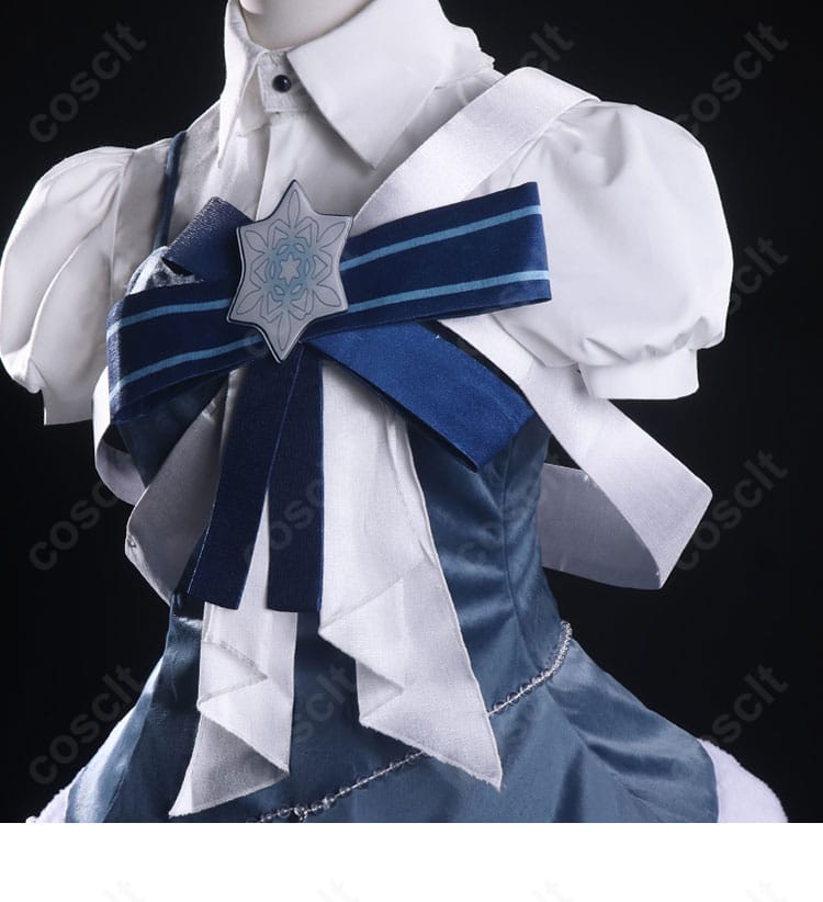 上着サイドの装飾。側面ラインと装飾パーツのバランス、シルエット維持の縫製が見えるカット