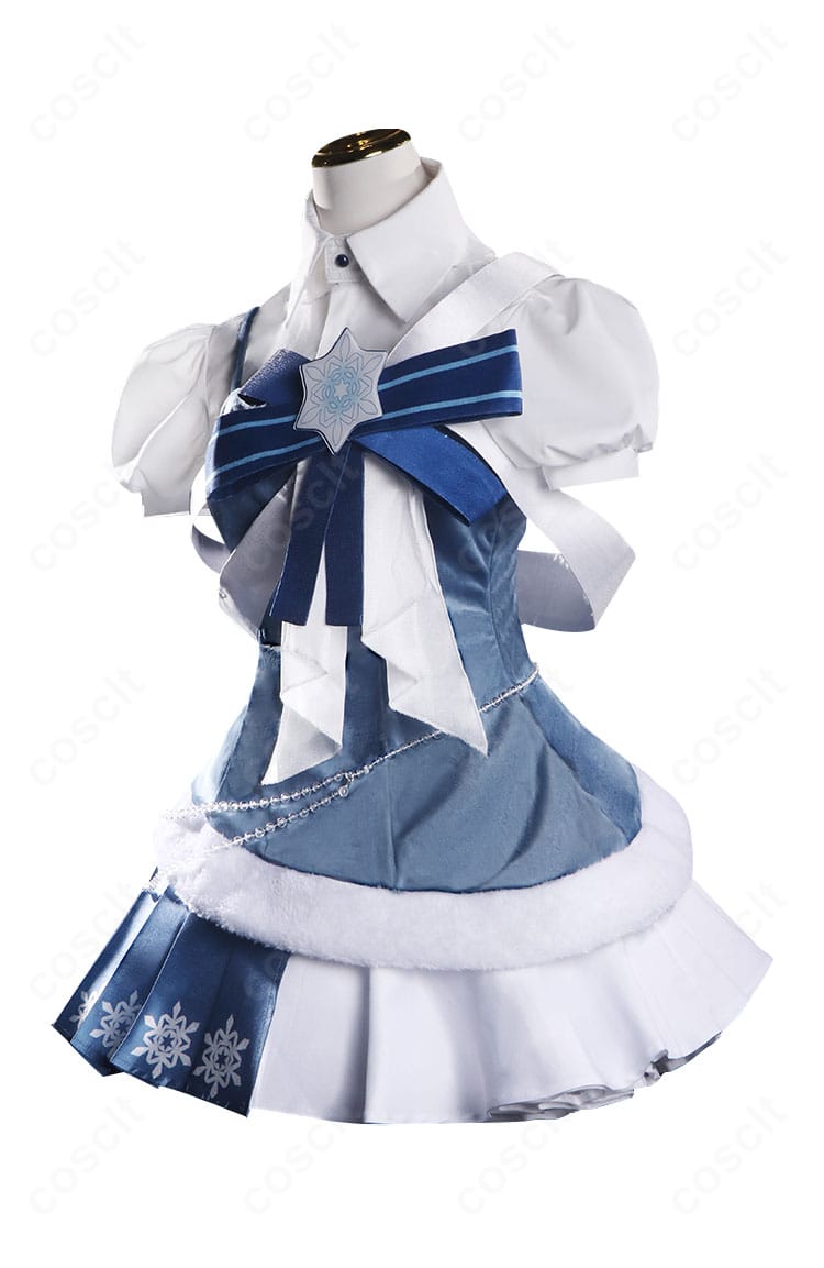 側面ビュー。レッグカバーのシルエットとトップスのハリ感、飾りチェーンの落ち感をチェック