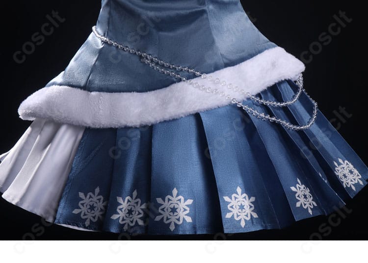 スカート装飾の接写。裾のライン配色と生地のハリ感、動いたときのドレープ表情を強調