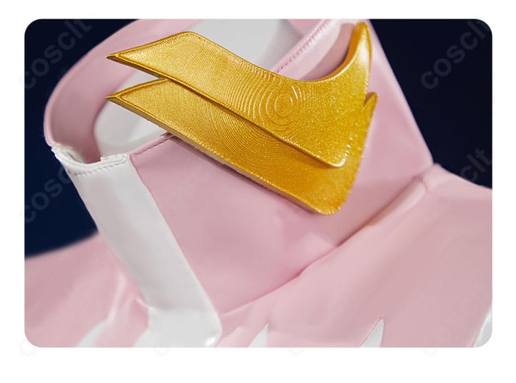 パイロットスーツの首元装飾ディテール。縁取りとパーツ配置が分かる近接写真